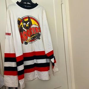 Image works hooters sweater size: XL